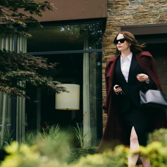 Чому варто подивитися "Бугонію" — новий екстравагантний фільм Йоргоса Лантімоса