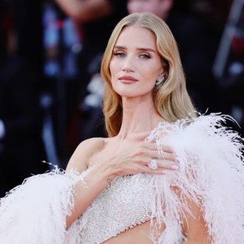 Образ дня: Розі Гантінгтон-Вайтлі на Венеційському кінофестивалі — 2025