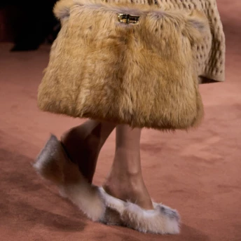 "Пухнасті" аксесуари – несподіваний тренд сезону осінь-зима 2025/2026