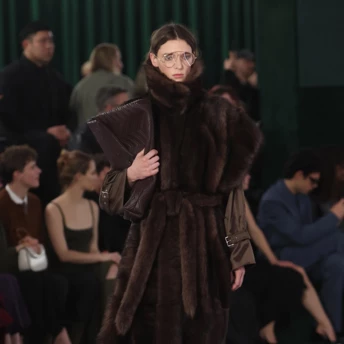 Наймодніші пальта зі штучного хутра сезону осінь-зима 2025/2026