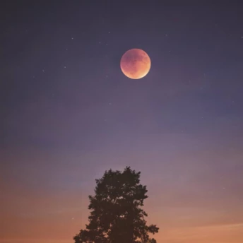 Повне місячне затемнення та Кривавий Місяць 7 вересня 2025: 5 ритуалів, щоб залучити його енергію