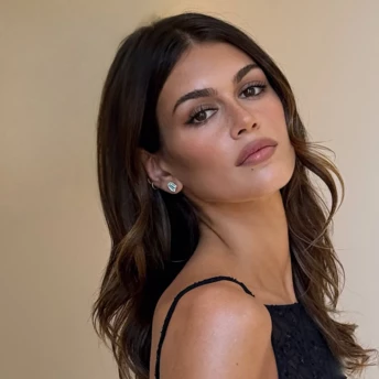 Toasted blusher: Кая Гербер відкриває сезон із трендовим рум’янцем