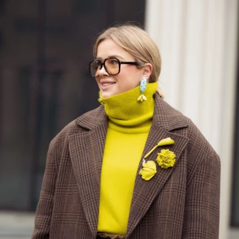 Улюблений аксесуар наших бабусь ми носитимемо зі светрами та жакетами цього сезону