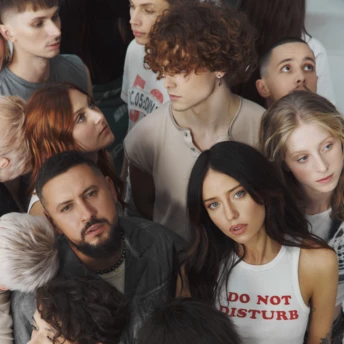 Monatik і DOROFEEVA танцюють у кліпі на пісню “If You know what I mean”