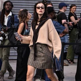 "Нудні" чоботи — наймодніше мінімалістичне взуття цієї осені