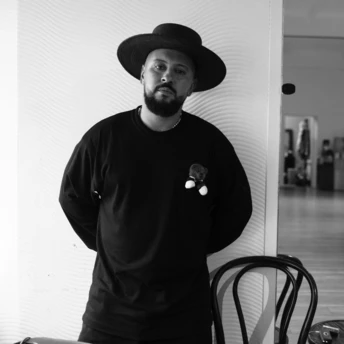 "Основне завдання — хоча б трохи звільнити від болю та темноти": інтервʼю з MONATIK напередодні концерту