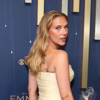 Лососевий манікюр Скарлетт Йоханссон — ще одна з головних тенденцій осені