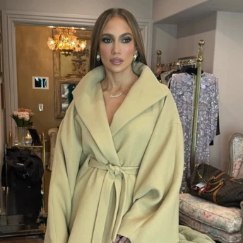 Дженніфер Лопес обирає вампірський манікюр цієї осені