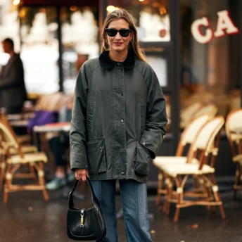 Джинси з широкими підкатами повертаються цієї осені