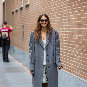 Сіре пальто — необхідна база капсульного гардероба цього сезону