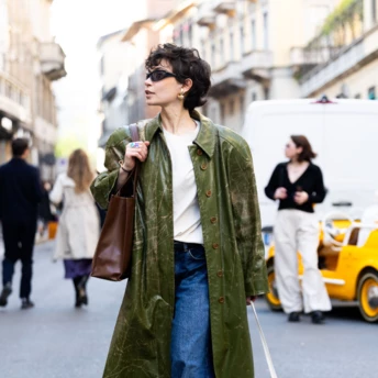 Зелений шкіряний плащ – улюблений верхній одяг модниць цього сезону