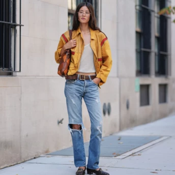 Потерті джинси повертаються: як носити їх цієї осені