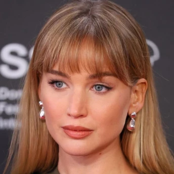 Чубчик Дженніфер Лоуренс у стилі Біркін: тренд осені 2025