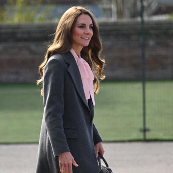 Принцеса Уельська демонструє, як стильно носити пастельні кольори восени