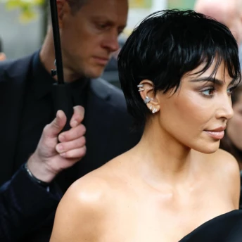 Кім Кардашʼян продемонструвала стрижку у стилі своєї мами на Тижні моди у Парижі