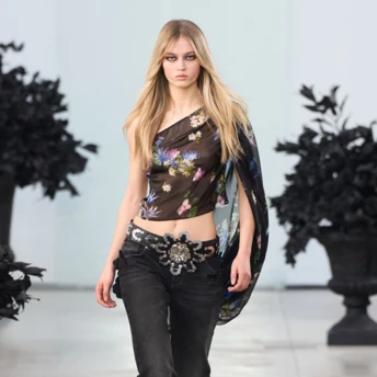 "Гола" блуза + джинси – наймодніше поєднання сезону осінь-зима 2025/2026