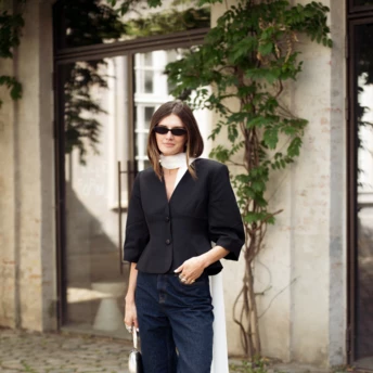 Джинси, заправлені в чоботи – стилістичний прийом, який обожнюють модниці цієї осені