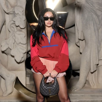 Туристична куртка + шовковий низ: улюблене поєднання модниць на Тижні моди в Парижі