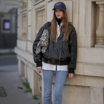 7 стильних способів носити розкльошені джинси восени 2025 року