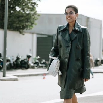 5 стильних способів носити шкіряний тренч, які варто спробувати