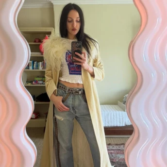 Модні інсайдерки обожнюють це взуття у стилі Y2K