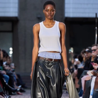 Наступної весни буде модно, щоб спіднє визирало з-під штанів і спідниць