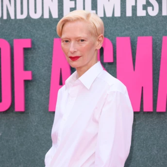 Тільда Свінтон приміряла образ з нової колекції Chanel — і він розкішний