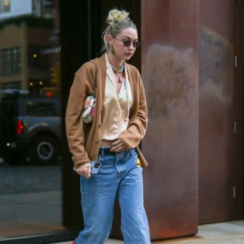 Лофери з принтом можуть витіснити балетки: зіркові модниці вже тестують тренд