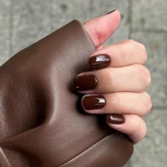 Шоколадні нігті — головна тенденція осені 2025: як дібрати свій відтінок