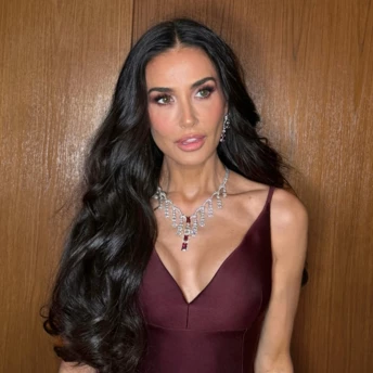 Довге волосся після 50 — головний тренд року: Демі Мур та її укладка в стилі Studio 54