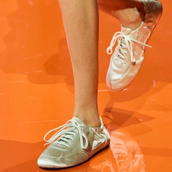 Атласні кросівки — найзручніше взуття просто зараз