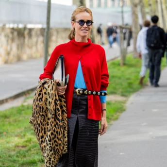 Червоний кардиган — головна яскрава річ цього прохолодного сезону