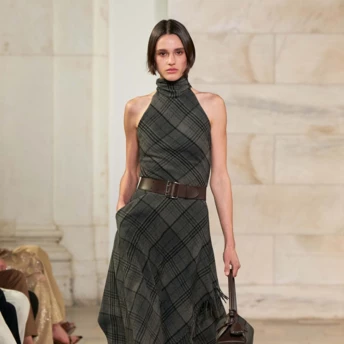 Оновлений гранж: 7 способів носити картаті сукні із елегантним взуттям цього сезону