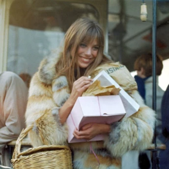 Стрижка “метелик”: культова спадщина Джейн Біркін, що повертається цієї осені