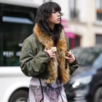 Бомбер із хутряним коміром — повернення головної куртки 2000-х