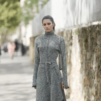 Трикотажна сукня — найнеобхідніша річ цієї осені, і ось 5 стильних способів носити її просто зараз