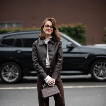 Коричневі — головні джинси цієї осені: 4 найактуальніші пари 