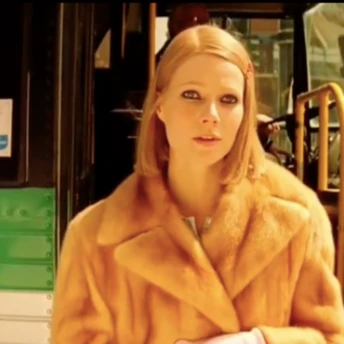 Коротке каре “чемної дівчини”: ультрамодна стрижка, що омолоджує обличчя