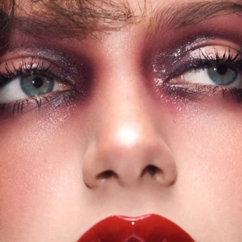 Повернення ґлам-епохи: як 1980-ті надихають сучасний макіяж