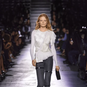 Улюблені джинси Кейт Мосс і Брітні Спірс з 1990-х повертаються цього року — і ось як їх носити