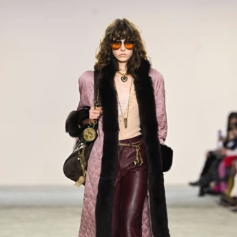 Чому нам всім потрібна пара шкіряних штанів цієї зими