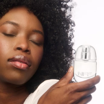 Парфуми, які стають частиною шкіри: революція від No Makeup Makeup