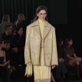 Мідісукня + кольорові туфлі: 5 наймодніших осінніх поєднань із подіумів 