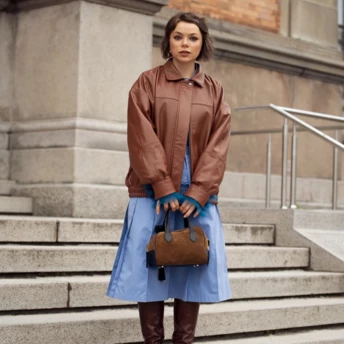 Коричневий + блакитний — наймодніше поєднання цього сезону: показуємо 4 стильні образи 