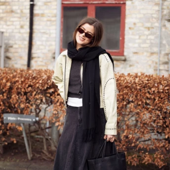 Як стилізувати джинсову спідницю взимку: вчимося у зірок стрітстайлу