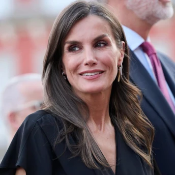 Королева Летиція ділиться кольором підводки, який найбільше пасує після 50 