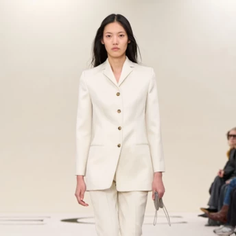 5 стильних образів, які доводять: білі штани — найпрактичніша річ сезону