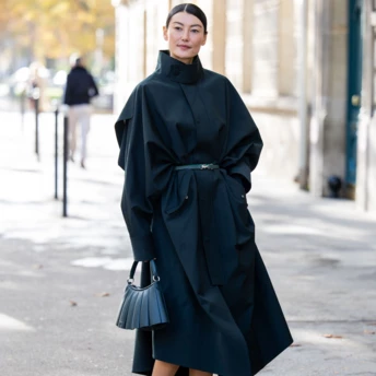 9 способів носити темно-синій — найстильніший колір цієї зими 