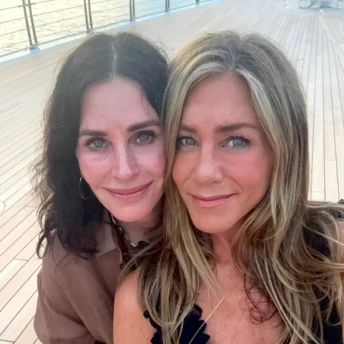 Довге волосся після 50: наймодніші стрижки на зиму 2025/26