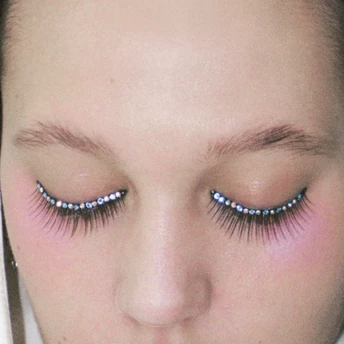 Головний б’юті-тренд сезону — макіяж Club Kid із 2000-х